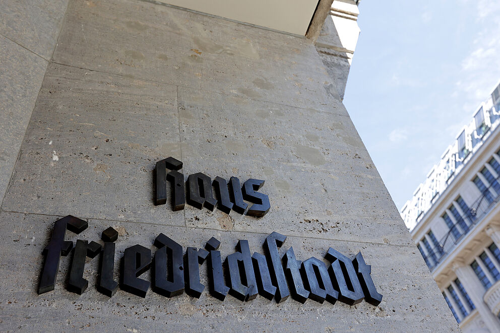 Alte Schrift "Haus Friedrichstadt" am Gebäude