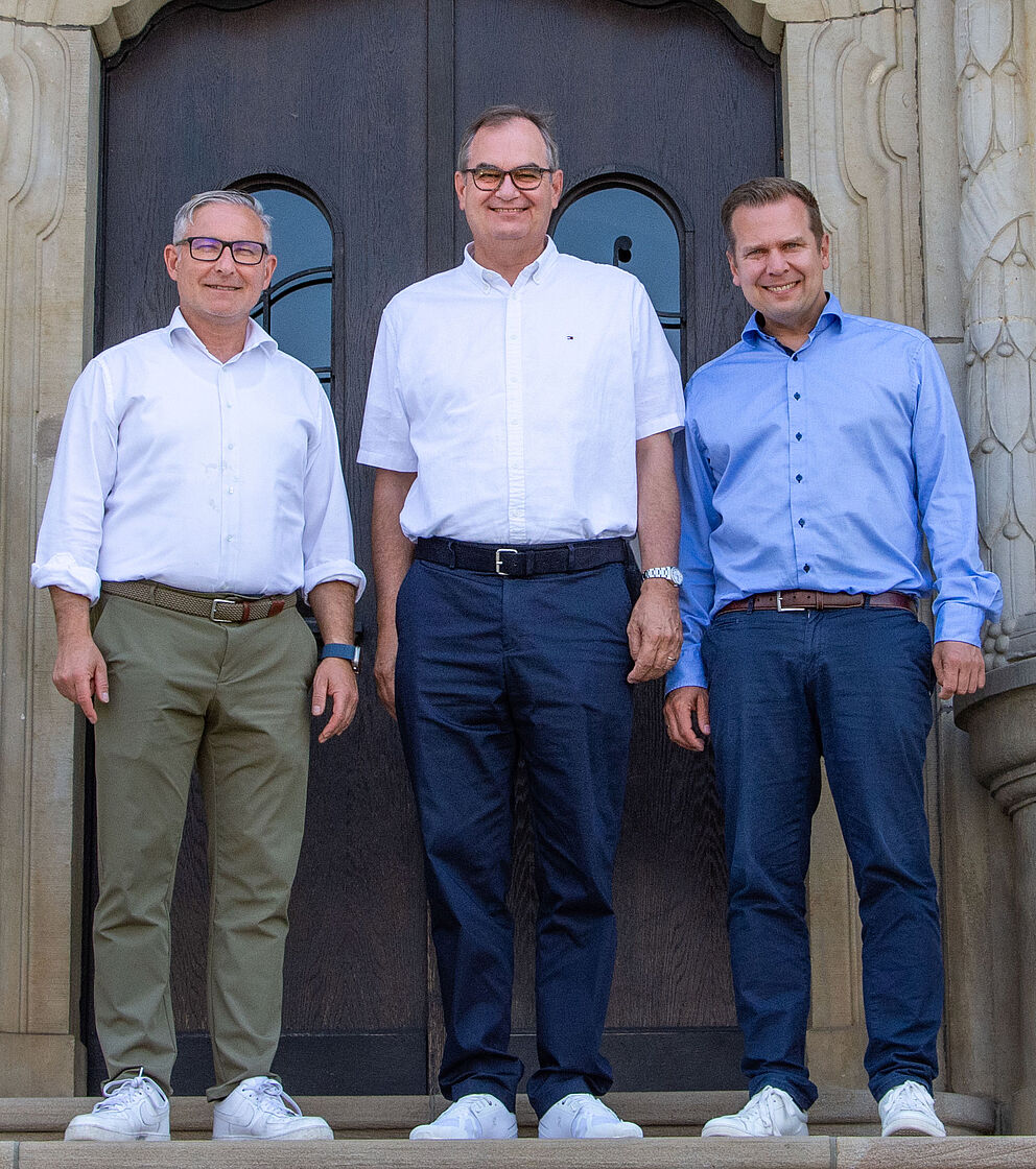 Mark Eslamlooy, Rainer Stieglitz und Dr. Markus Stolper bei der Verabschiedung vor der ARDEX-Villa in Witten